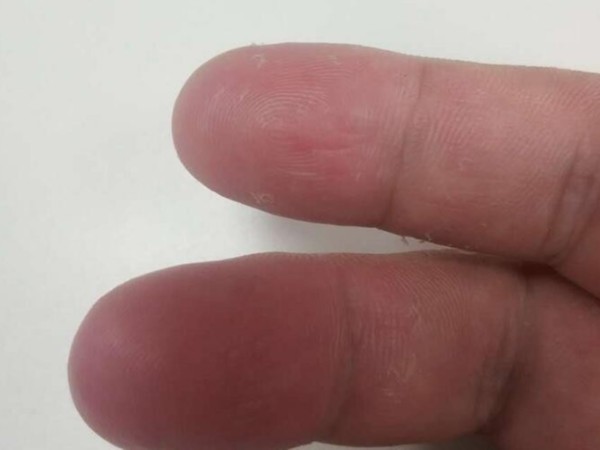 按了十多次指紋，終于打開了門，該換智能鎖了啊